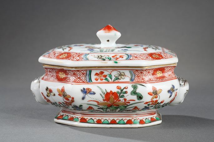 Spice box &quot;Famille verte porcelain&quot; decorated with flowers and molded two European heads | MasterArt